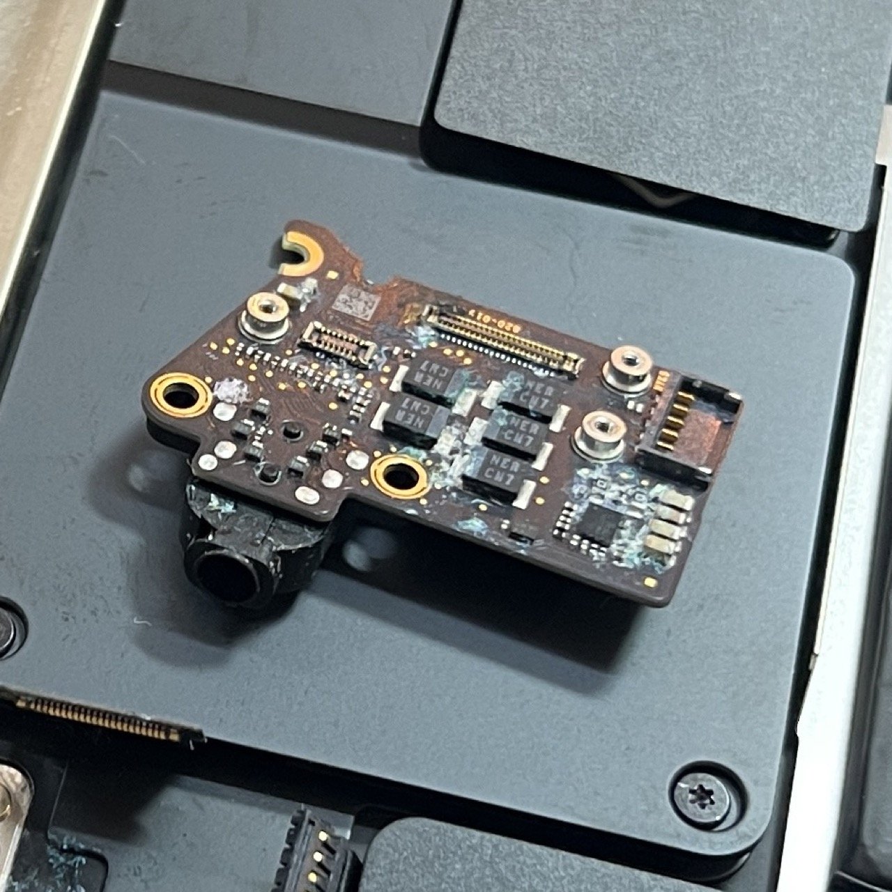 MacBook Air (M1, 2020) A2337 水濡れで起動しない オーディオボード