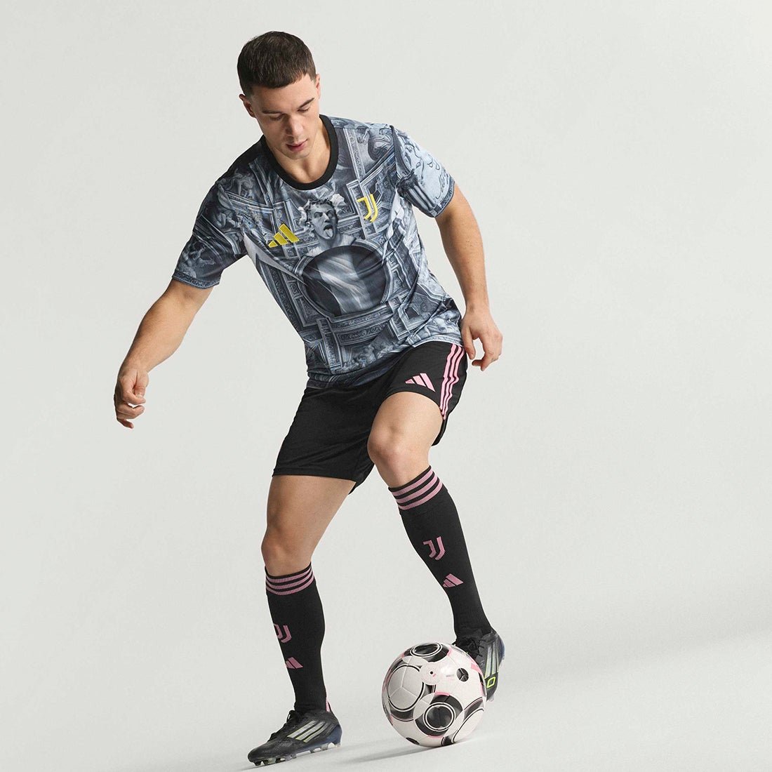 adidas ユベントス 25/26 プレマッチ ジャージー(ブラック) QY728